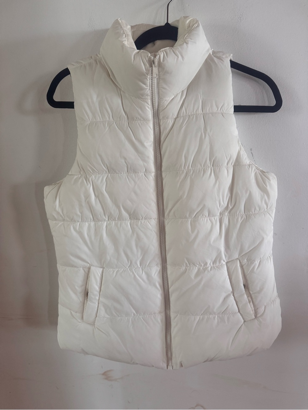 Old Navy Women’s XS Cream Puffer Vest Preppy Cozy Comfort Travel Chic